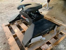 Curt Q25 fifth wheel pickup mounted trailer hitch