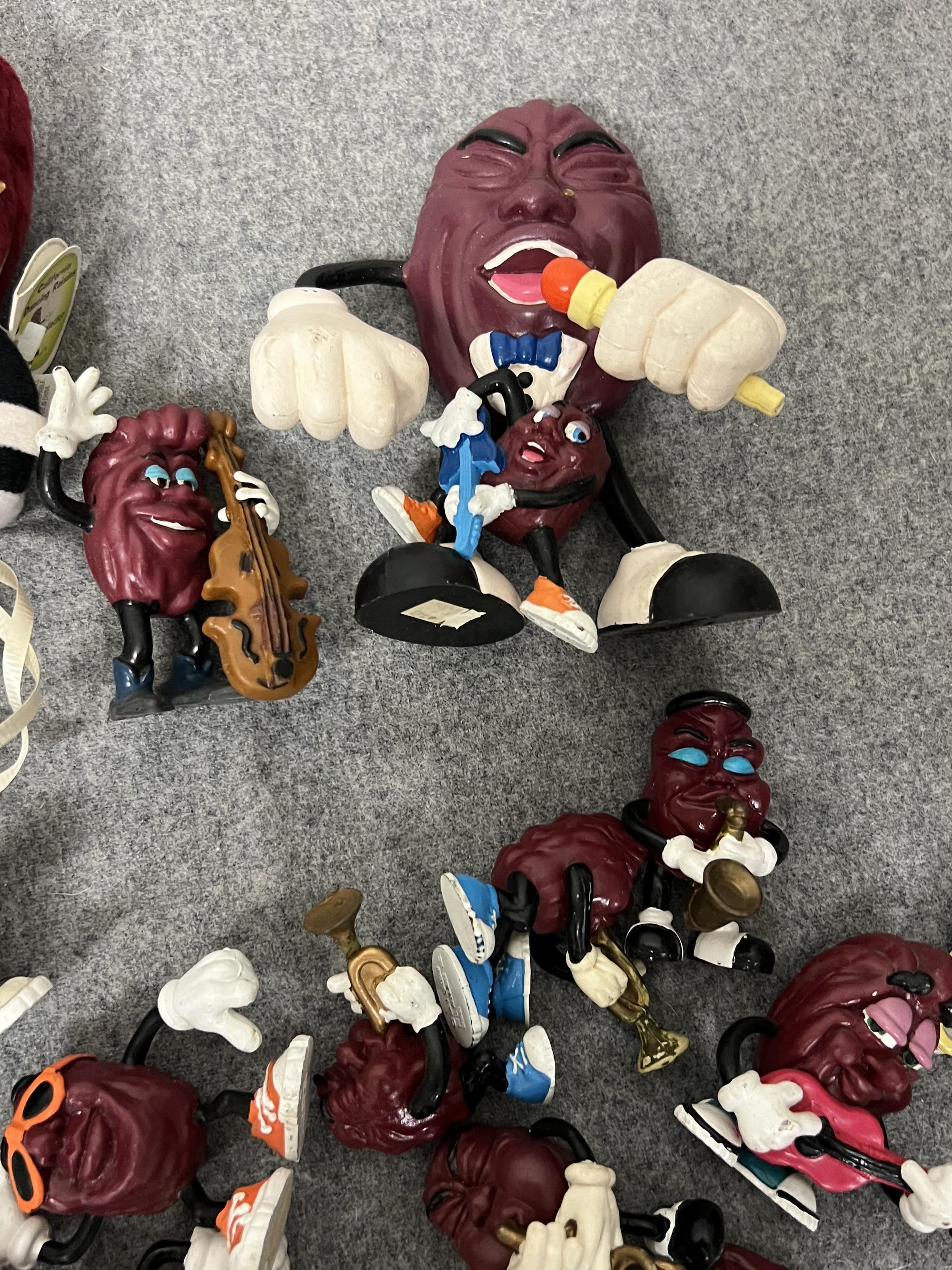 RARE  VINTAGE CALIFORNIA RAISIN SIGER TOY FIGURE COLLECTION LOT