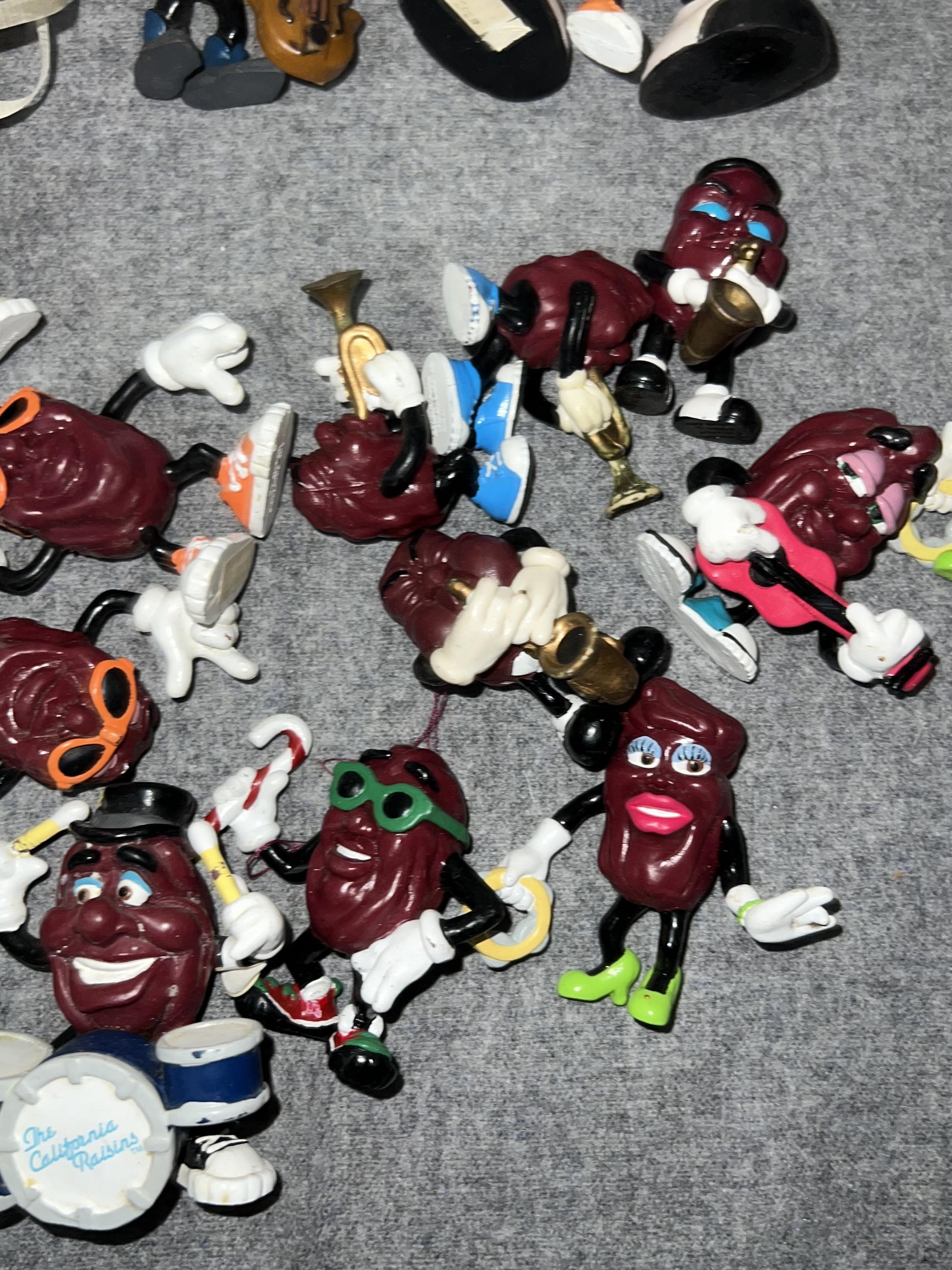 RARE  VINTAGE CALIFORNIA RAISIN SIGER TOY FIGURE COLLECTION LOT