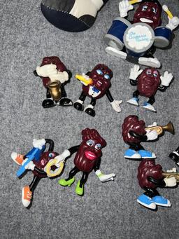 RARE  VINTAGE CALIFORNIA RAISIN SIGER TOY FIGURE COLLECTION LOT