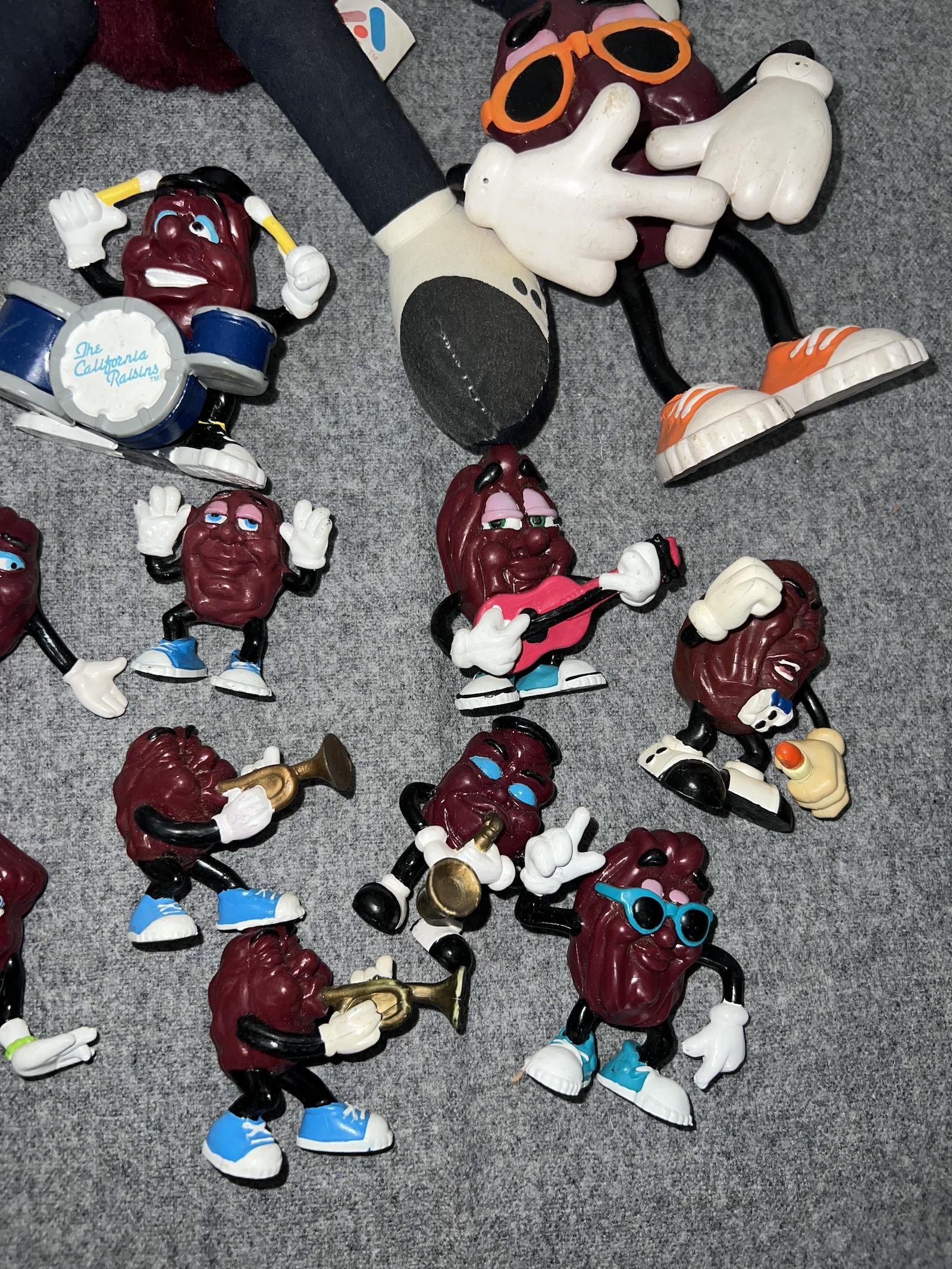 RARE  VINTAGE CALIFORNIA RAISIN SIGER TOY FIGURE COLLECTION LOT