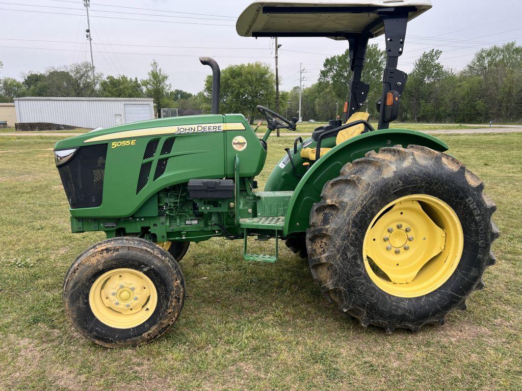 John Deere 5055E