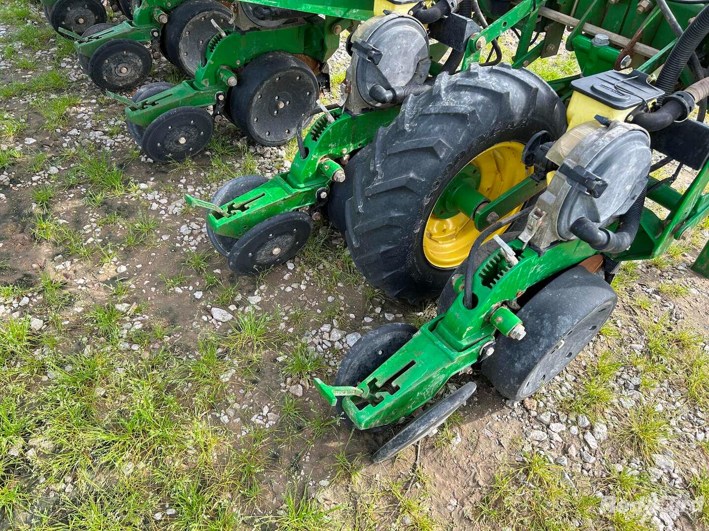 JOHN DEERE 1720 PLANTER