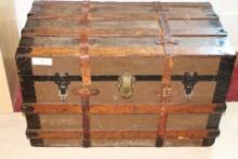 Vintage Yale and Towne Manufacturing Co., Wooden Chest with leather straps. Includes insert organize