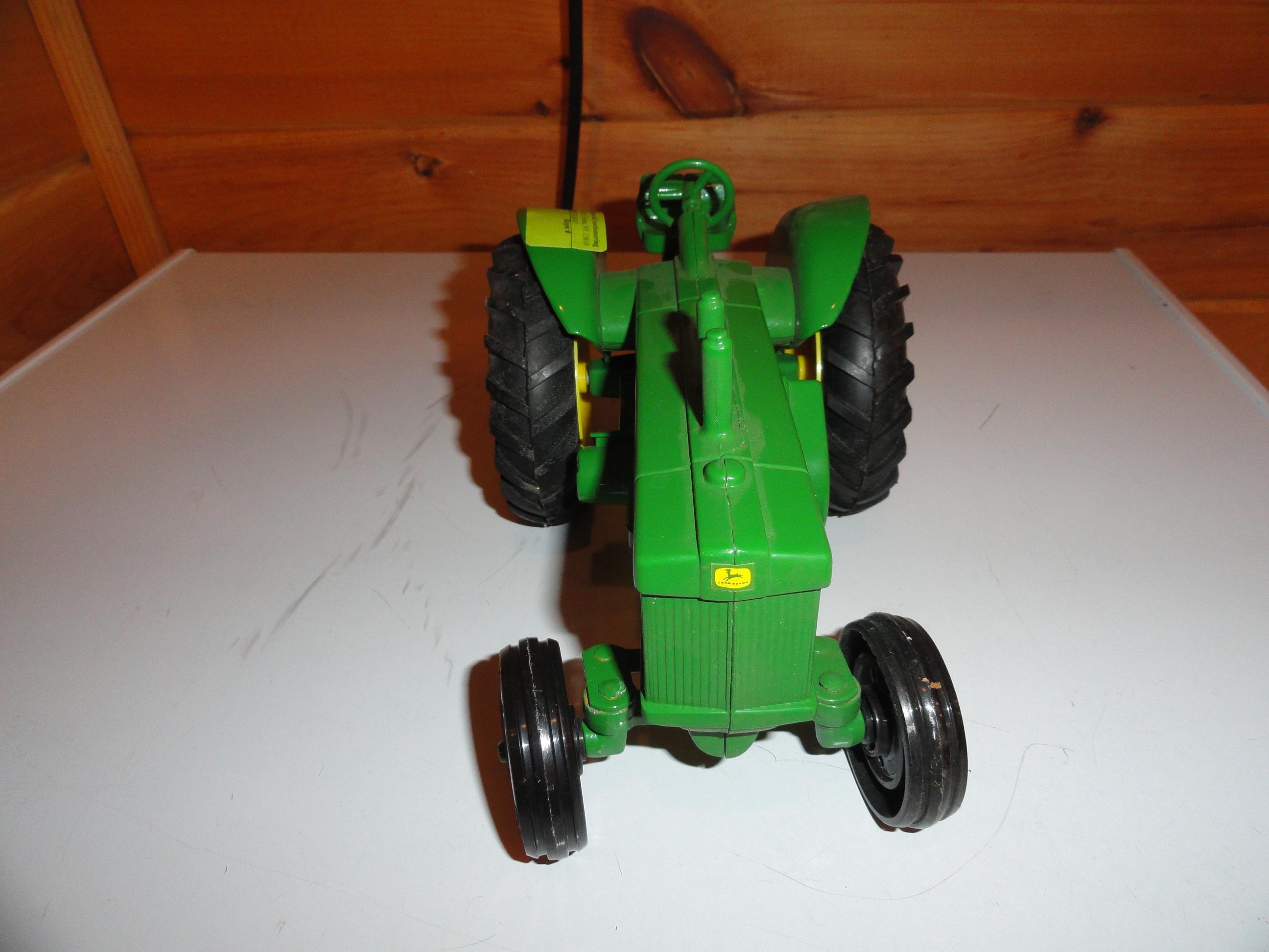 Toy - JD 820 tractor