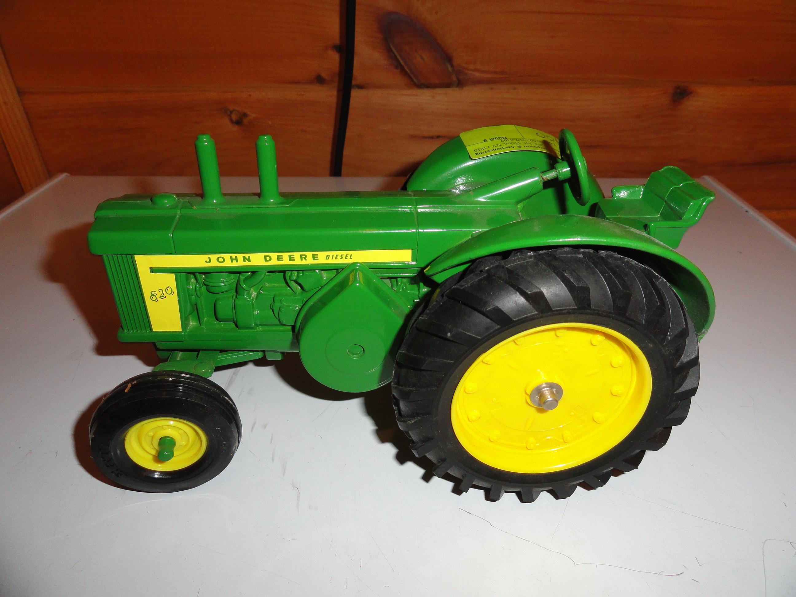 Toy - JD 820 tractor