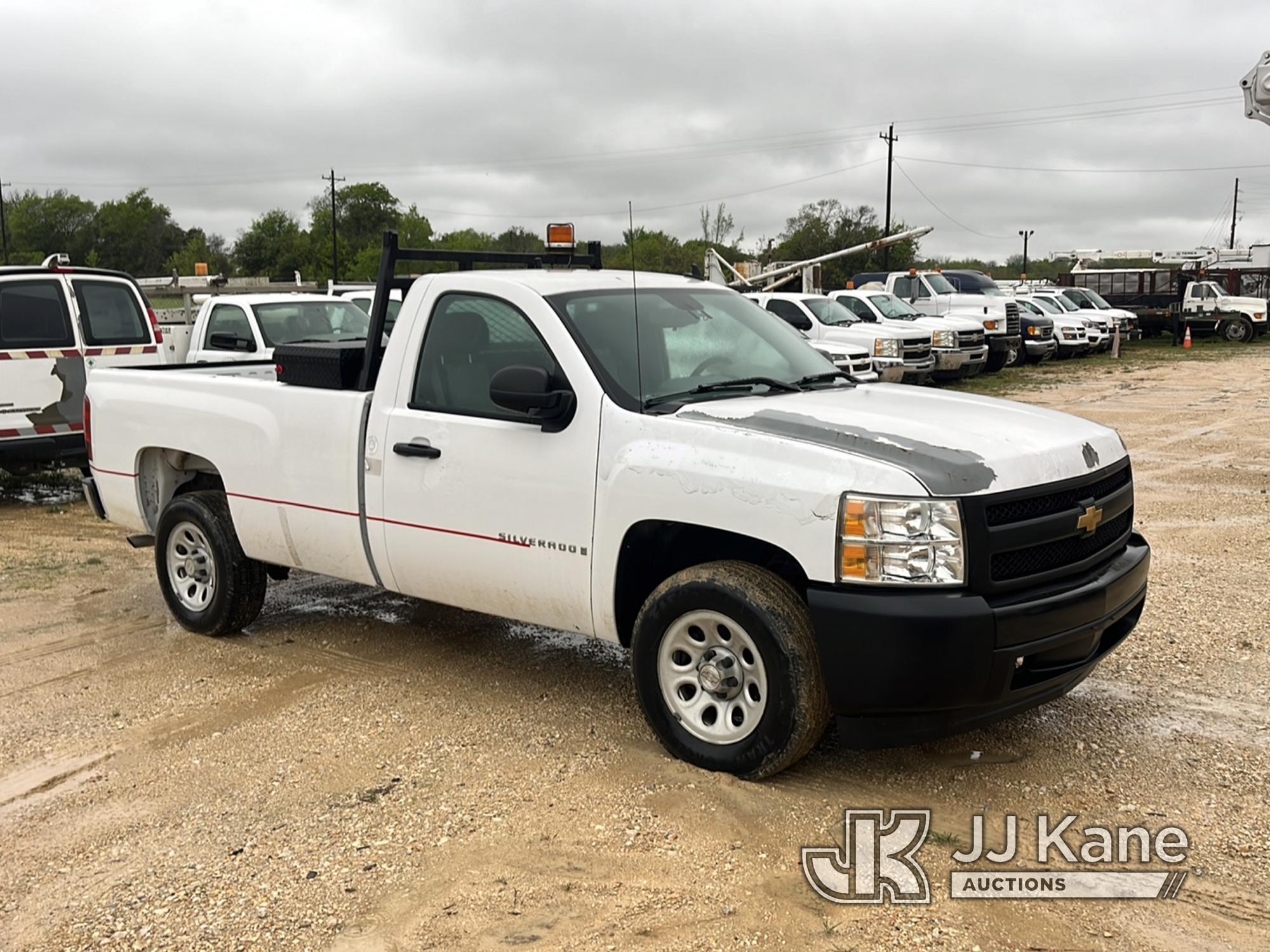 (Houston, TX) 2008 Chevrolet Silverado 1500 Pickup Truck Runs & Moves) (Jump to Start) (Low Tire, Pa