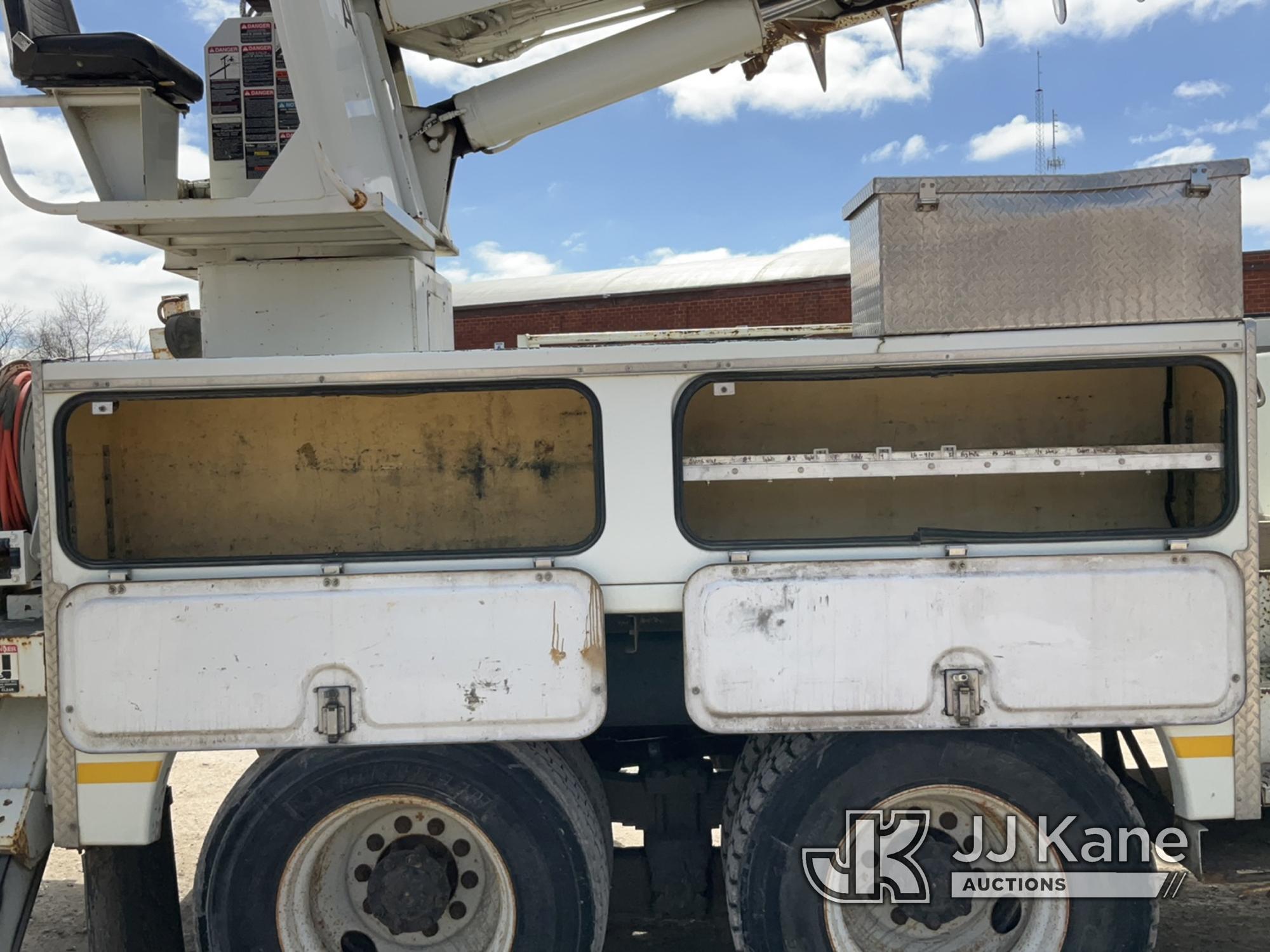 (Des Moines, IA) Altec D945-BB, Digger Derrick rear mounted on 2001 International 4900 T/A Utility T