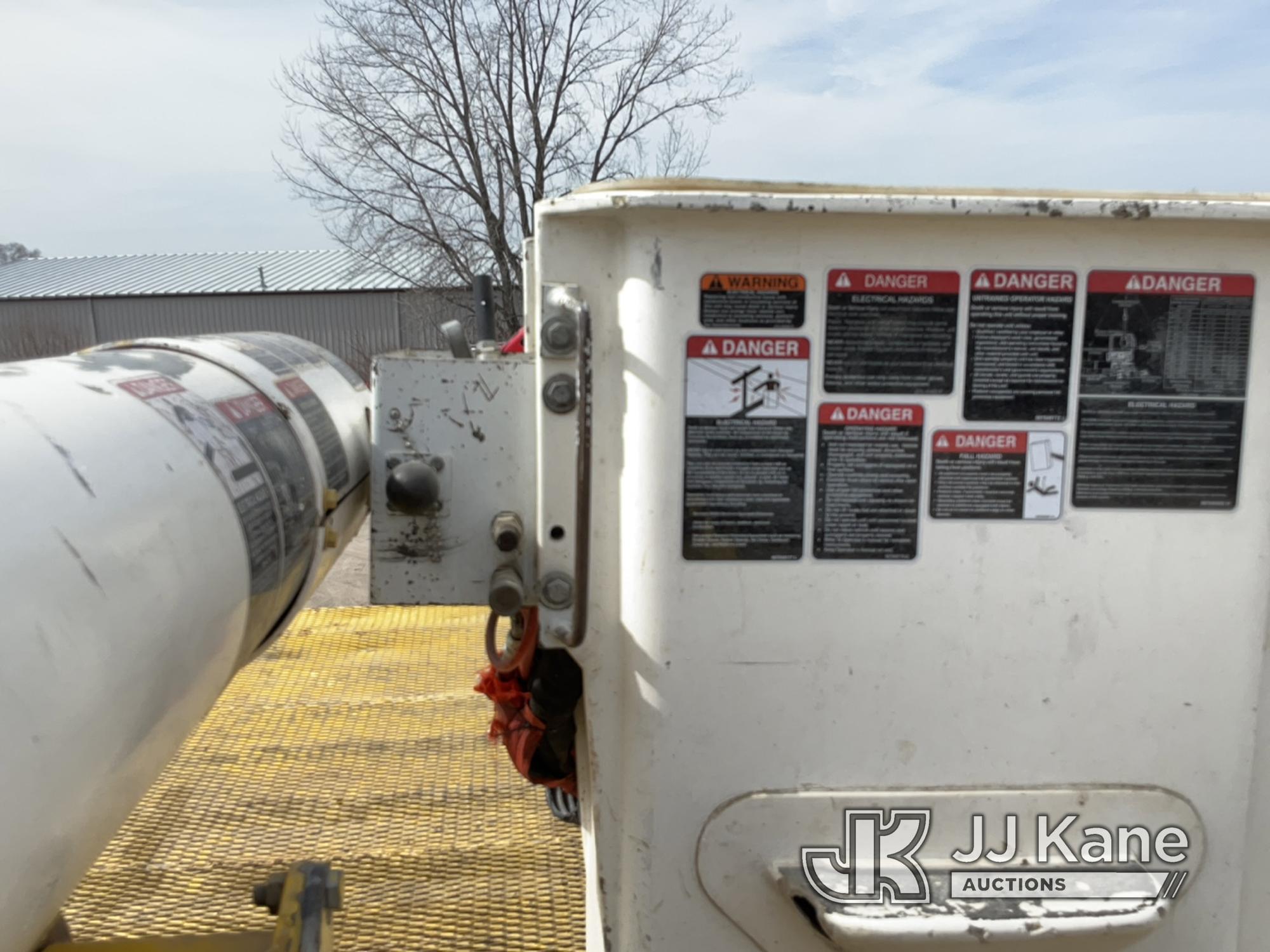 (Des Moines, IA) Altec LB650A, Bucket Truck mounted behind cab on 1994 International 4900 Chipper Du