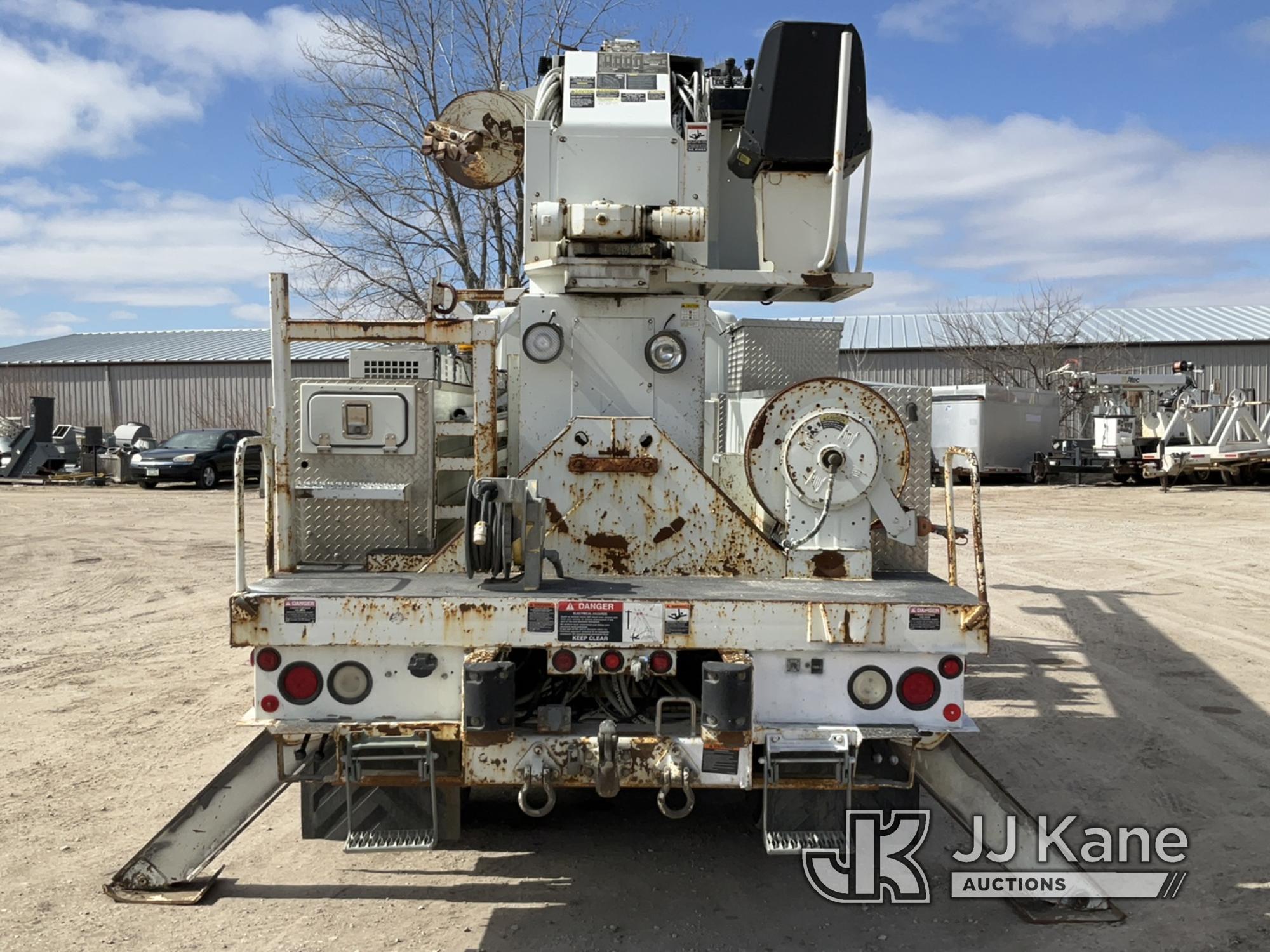 (Des Moines, IA) Altec D945-BB, Digger Derrick rear mounted on 2001 International 4900 T/A Utility T