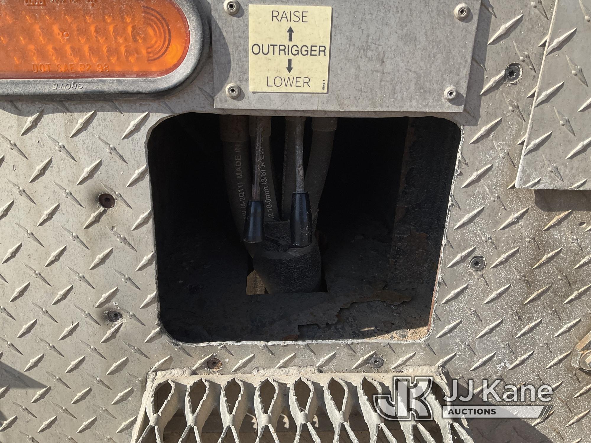 (Shakopee, MN) Versalift VXD-50, Digger Derrick rear mounted on 2005 International 7400 T/A Utility