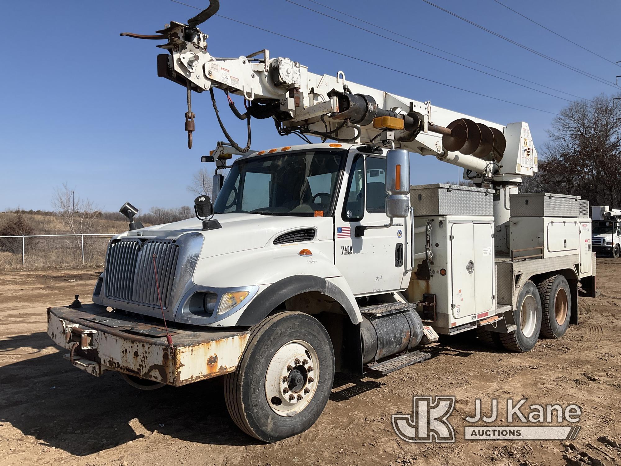 (Shakopee, MN) Versalift VXD-50, Digger Derrick rear mounted on 2005 International 7400 T/A Utility