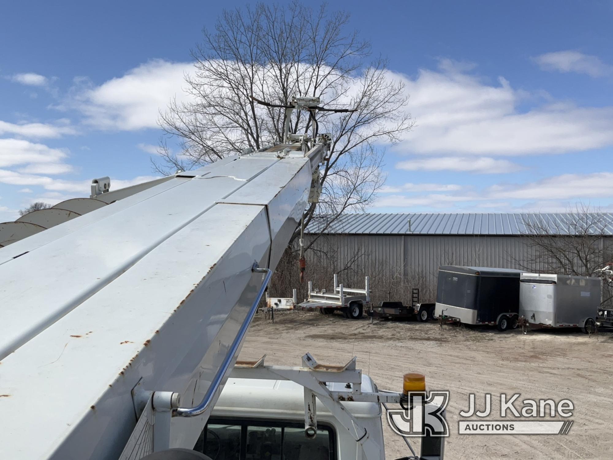 (Des Moines, IA) Altec D945-BB, Digger Derrick rear mounted on 2001 International 4900 T/A Utility T