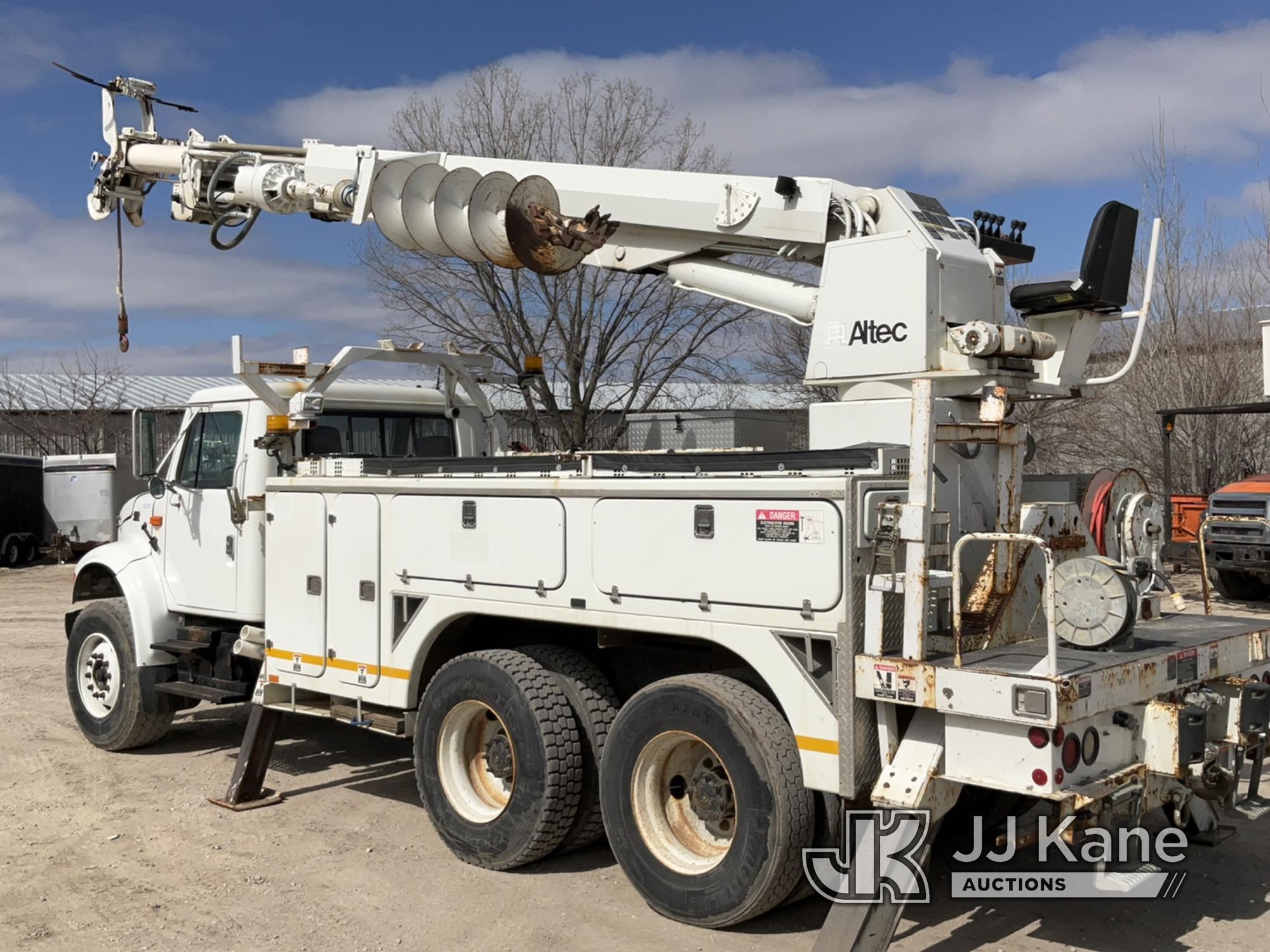 (Des Moines, IA) Altec D945-BB, Digger Derrick rear mounted on 2001 International 4900 T/A Utility T