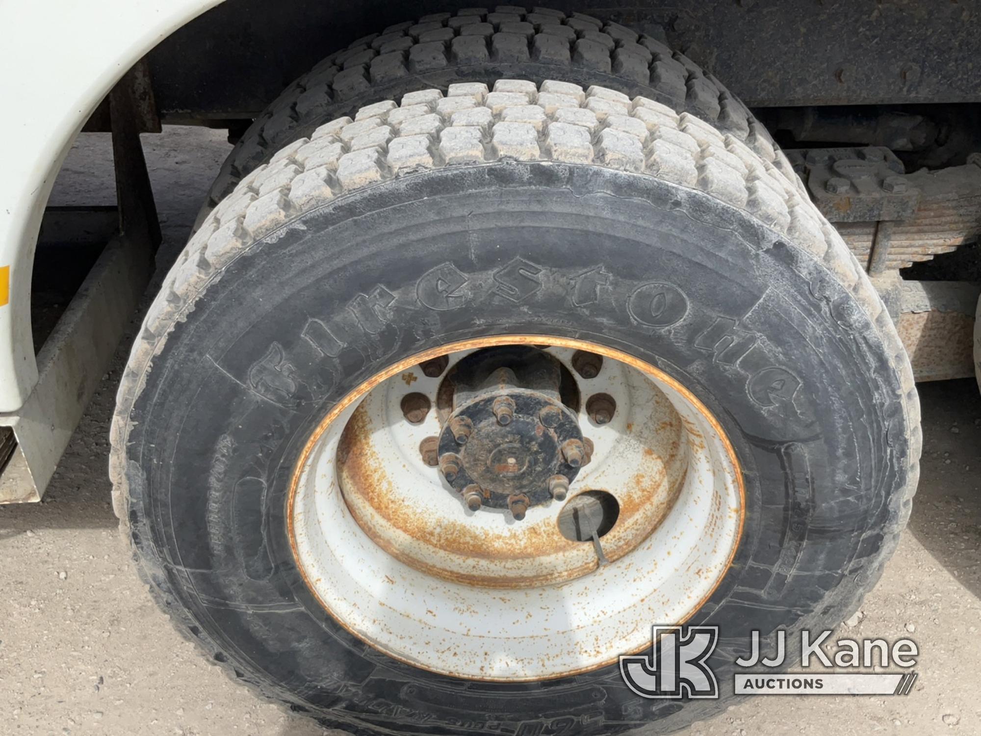 (Des Moines, IA) Altec D945-BB, Digger Derrick rear mounted on 2001 International 4900 T/A Utility T