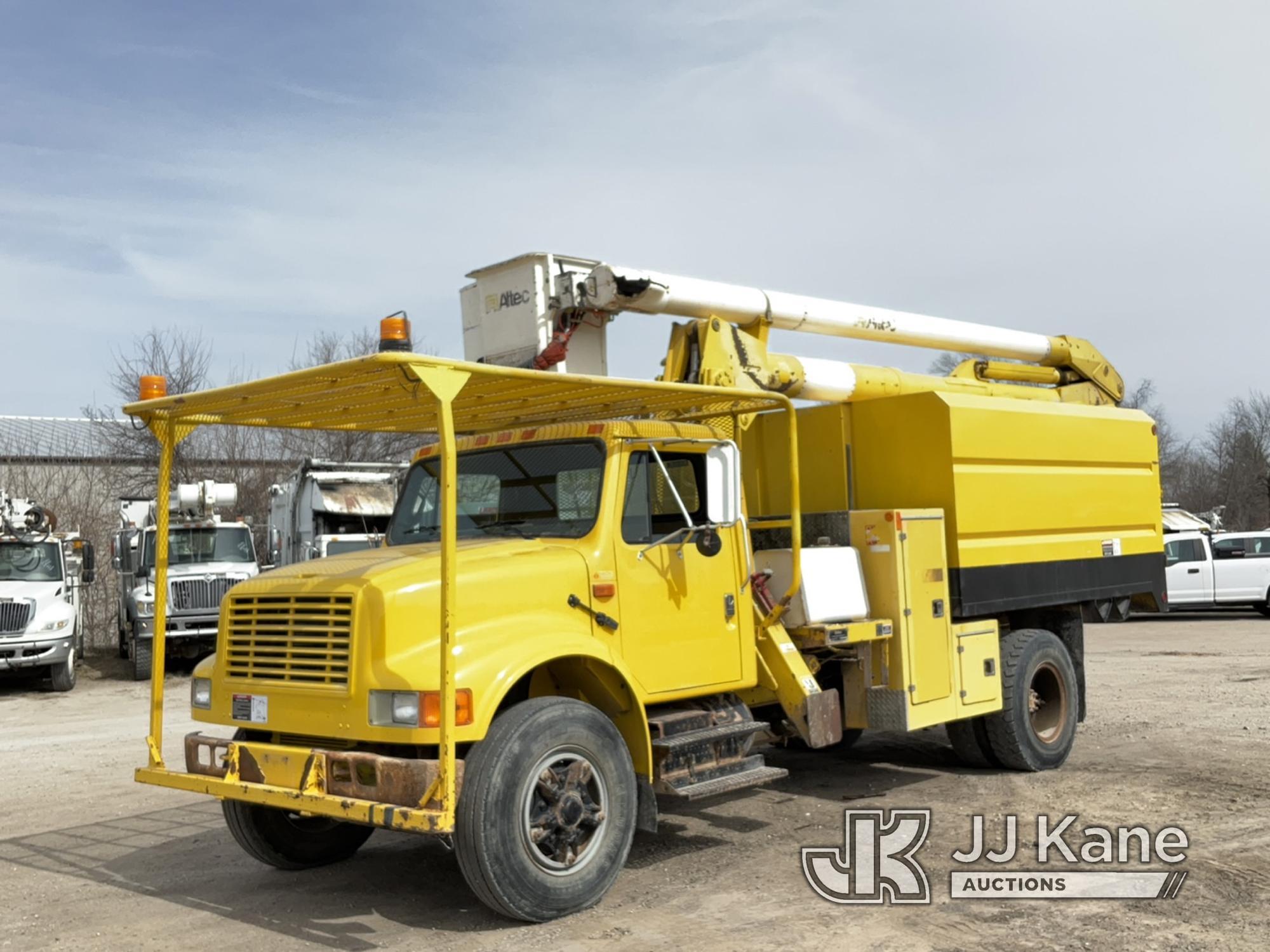 (Des Moines, IA) Altec LB650A, Bucket Truck mounted behind cab on 1994 International 4900 Chipper Du