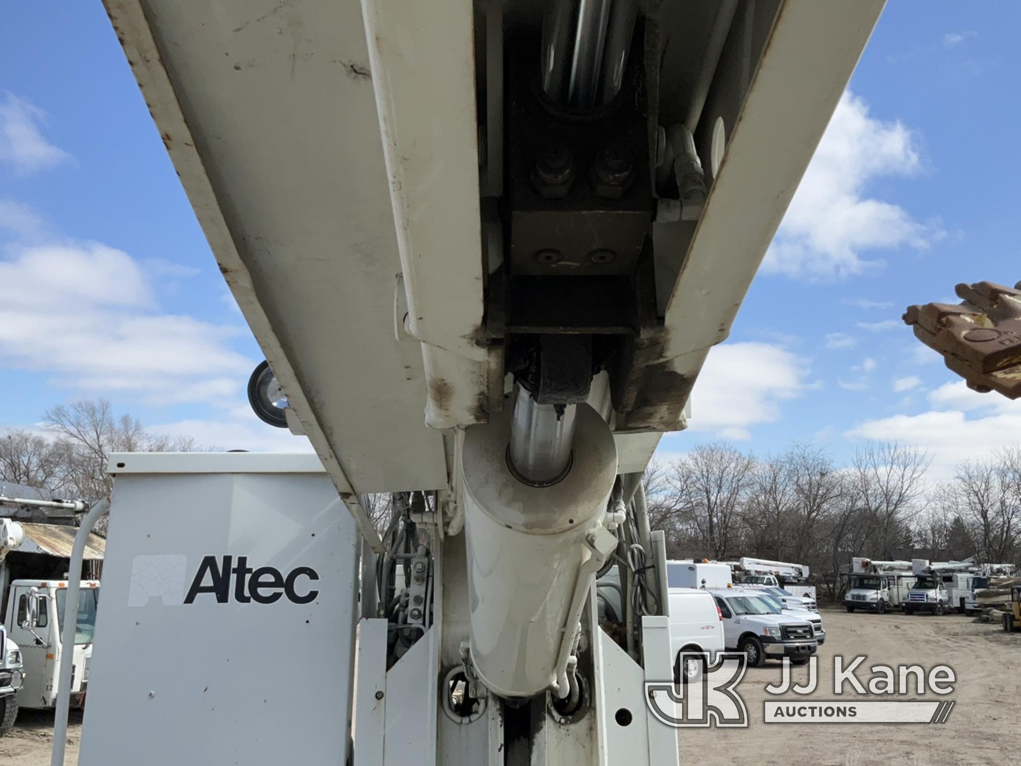 (Des Moines, IA) Altec D945-BB, Digger Derrick rear mounted on 2001 International 4900 T/A Utility T