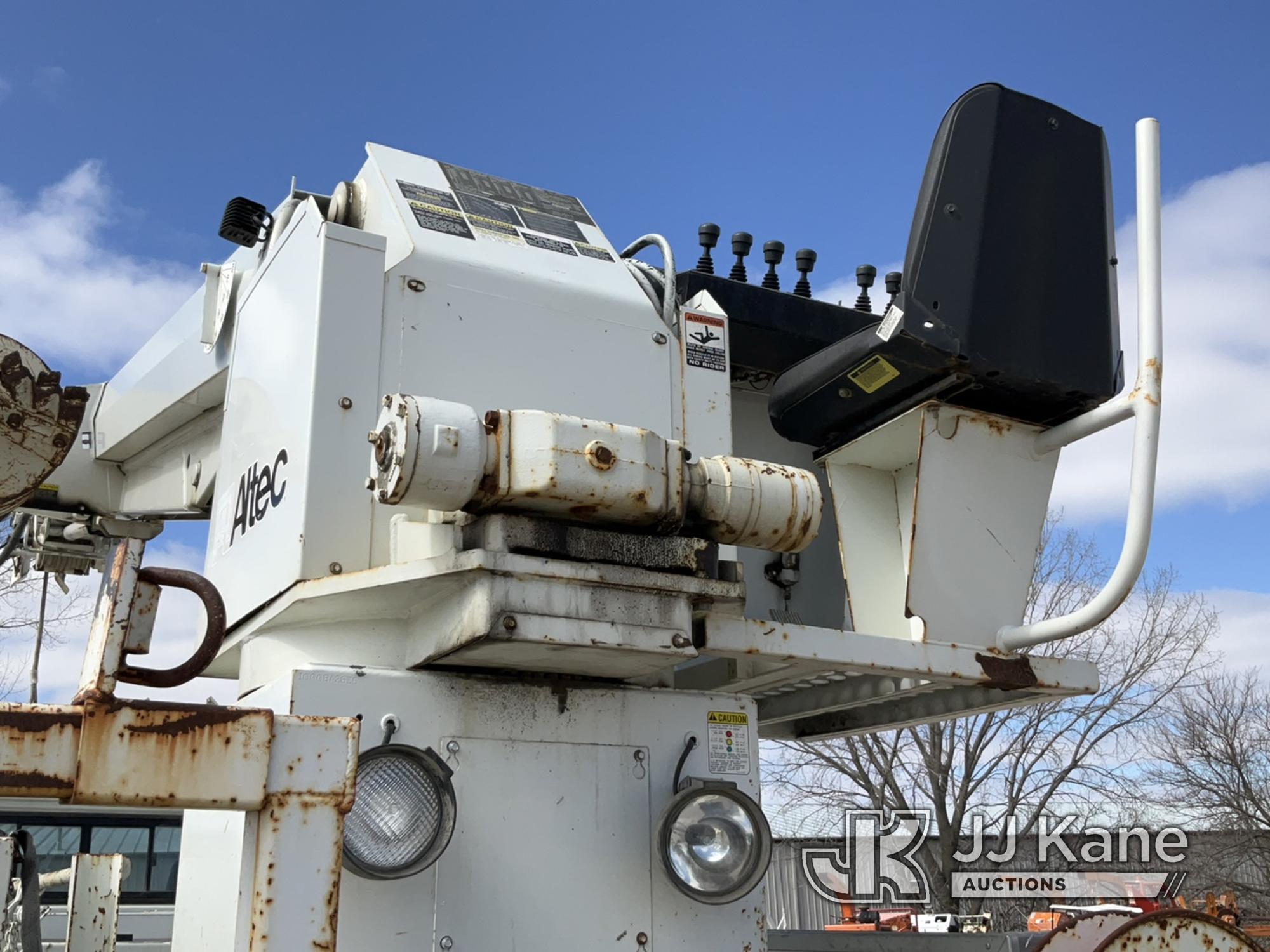 (Des Moines, IA) Altec D945-BB, Digger Derrick rear mounted on 2001 International 4900 T/A Utility T