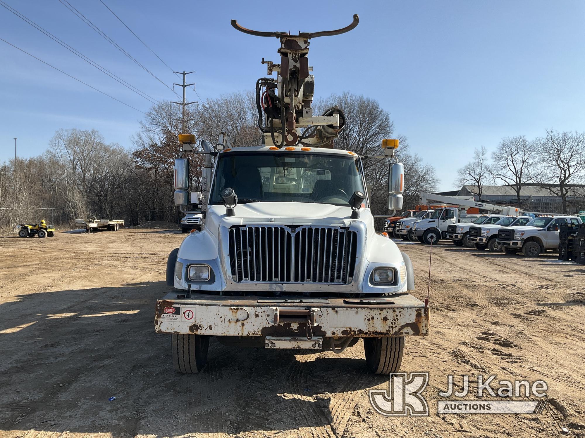 (Shakopee, MN) Versalift VXD-50, Digger Derrick rear mounted on 2005 International 7400 T/A Utility