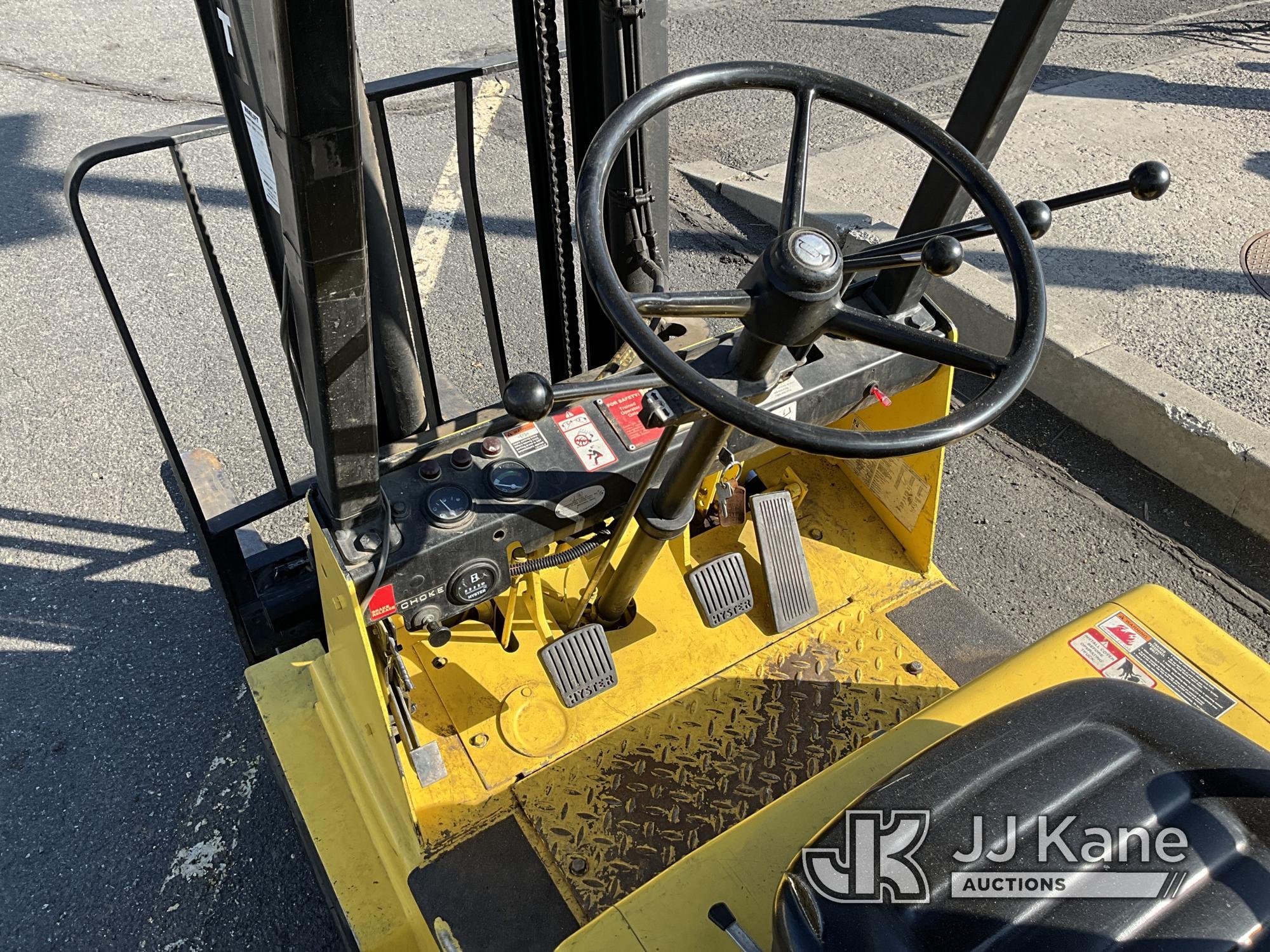 (Lewiston, ID) 1986 Hyster H25XL Pneumatic Tired Forklift Runs, Moves & Operates