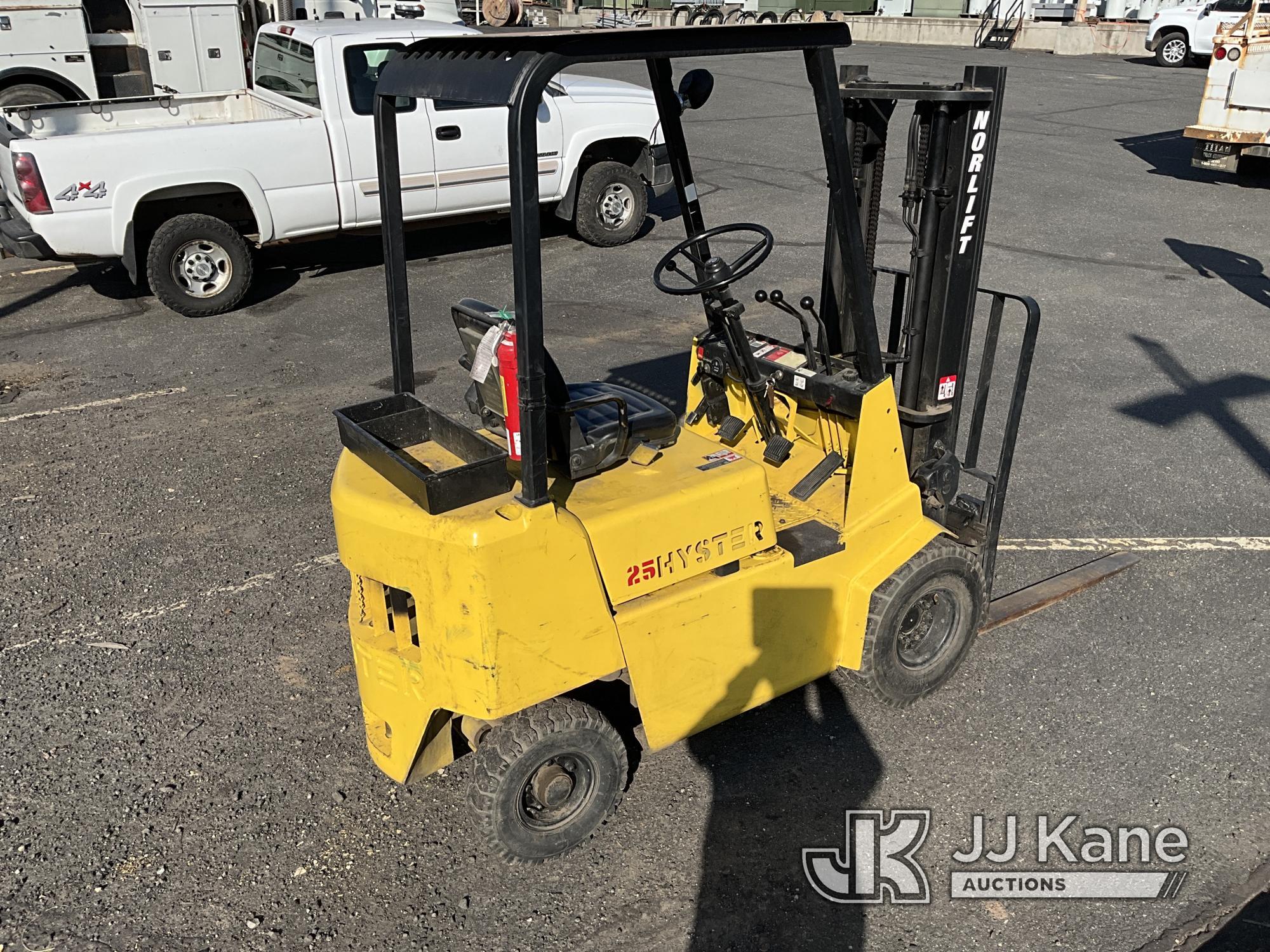 (Lewiston, ID) 1986 Hyster H25XL Pneumatic Tired Forklift Runs, Moves & Operates