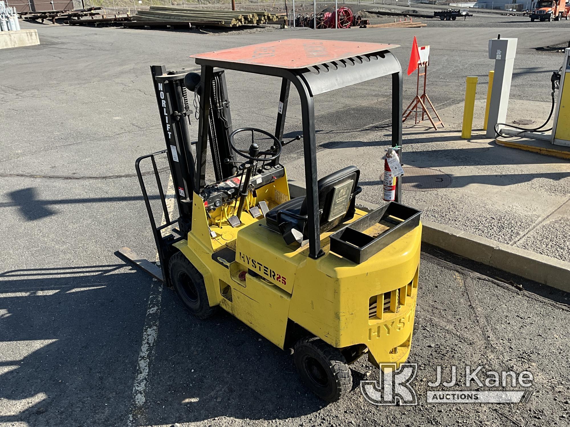 (Lewiston, ID) 1986 Hyster H25XL Pneumatic Tired Forklift Runs, Moves & Operates