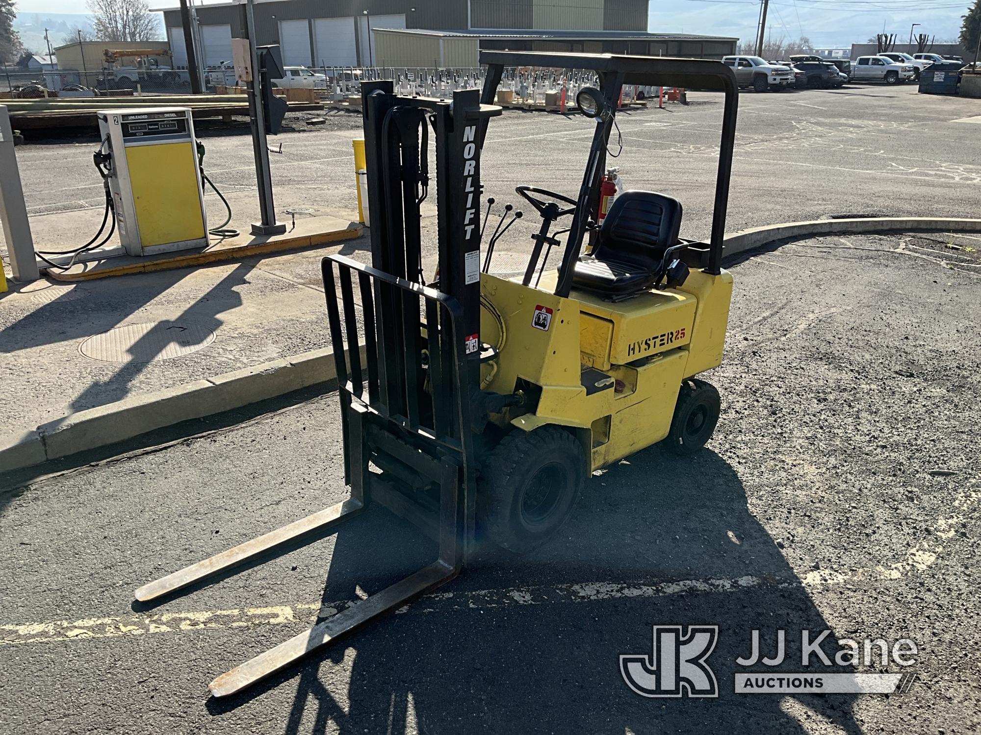 (Lewiston, ID) 1986 Hyster H25XL Pneumatic Tired Forklift Runs, Moves & Operates