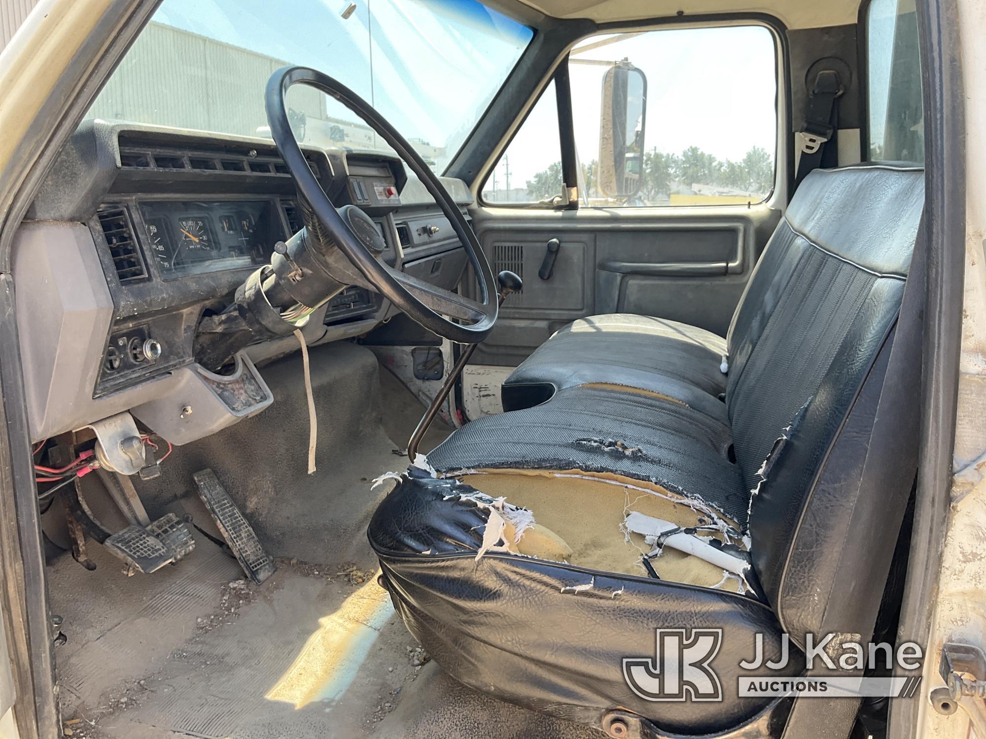 (Houston, TX) 1997 Ford F800 Flatbed/Dump Truck Runs & Moves, PTO Engages) (Dump Bed Inoperable, Con