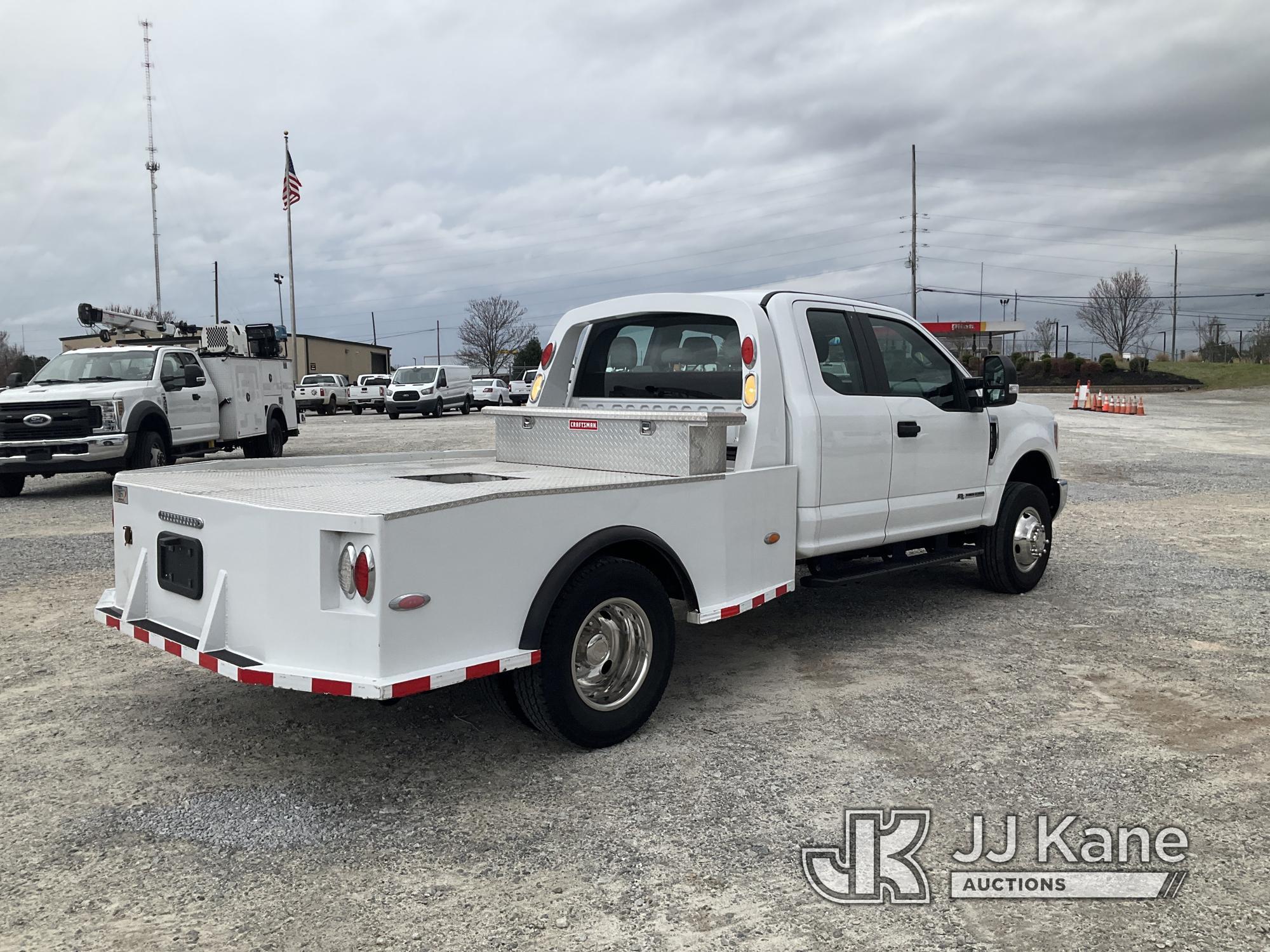 (Villa Rica, GA) 2017 Ford F350 4x4 Extended-Cab Flatbed Truck Runs & Moves