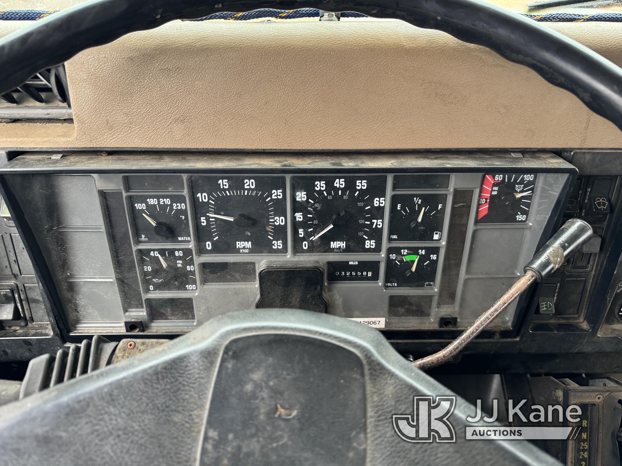 (Dixon, CA) 1991 International 4900 Utility Truck Runs & Moves, Welder Does Not Turn ON