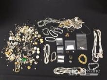 (Jurupa Valley, CA) Gem stones | bracelets | earrings | necklaces (Used ) NOTE: This unit is being s