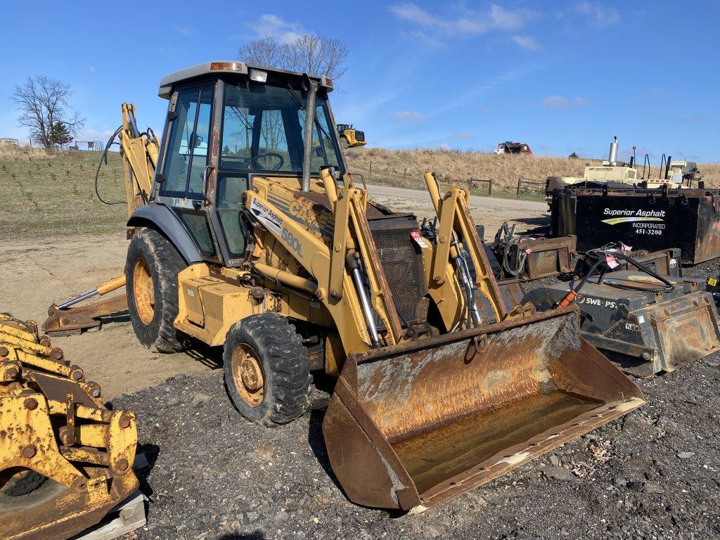 CASE 580L LOADER BACKHOE, 4X4, CAB, 82'' FRONT BUCKET, 23'' REAR BUCKET, REAR OUTRIGGERS, MISSING LO