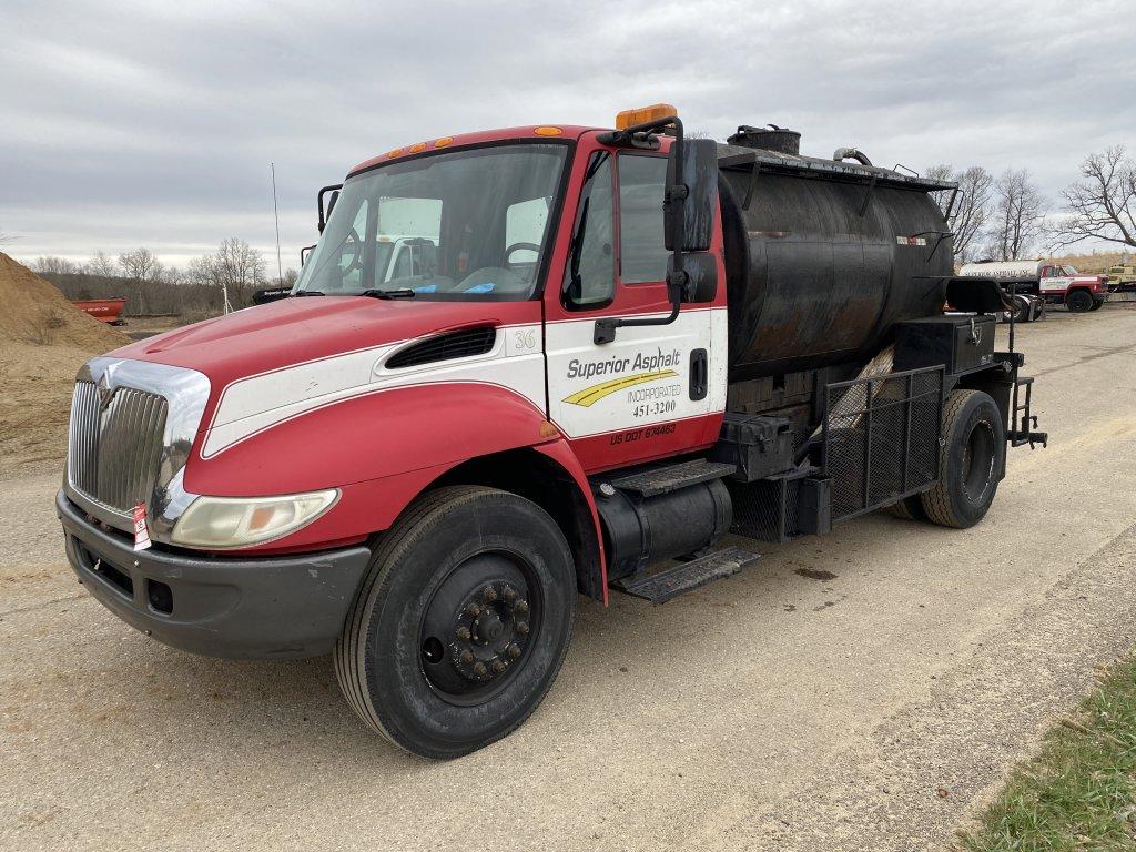 2002 INTERNATIONAL 4300 SINGLE AXLE SEAL COAT TRUCK, 7.6L INTERNATIONAL DIESEL, AUTO TRANS