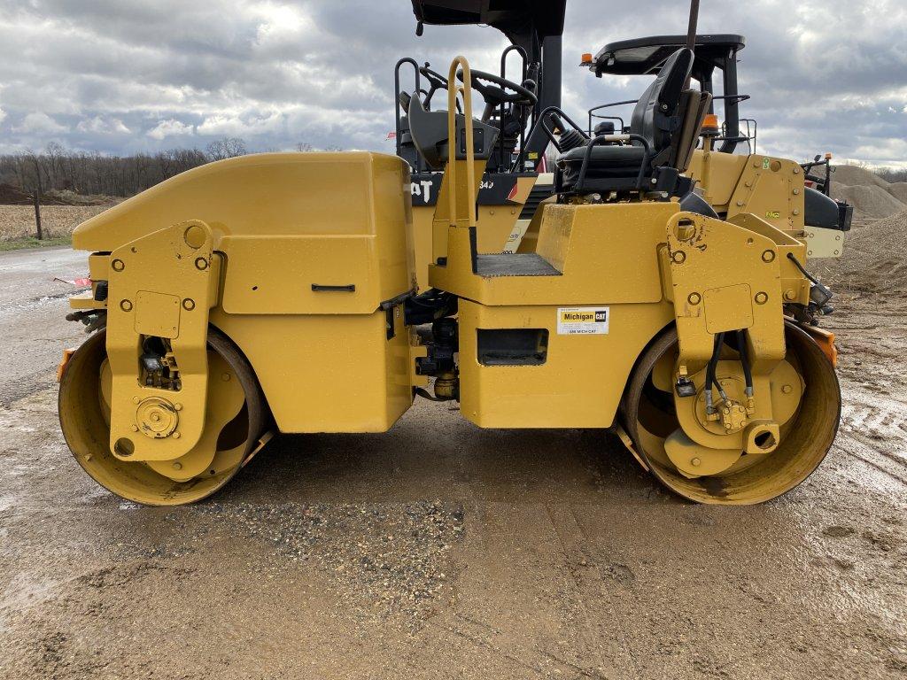 2011 CAT CB34 SMOOTH DRUM VIBRATORY ROLLER, CAT DIESEL, 51'' DRUM, WATER TANK, 7795 HOURS SHOWING, S