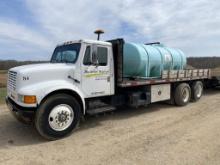 1985 INTERNATIONAL 1954 SINGLE AXLE FLATBED TRUCK, PUSHER AXLES, DT466 DIESEL ENGINE, MANUAL TRANS, 