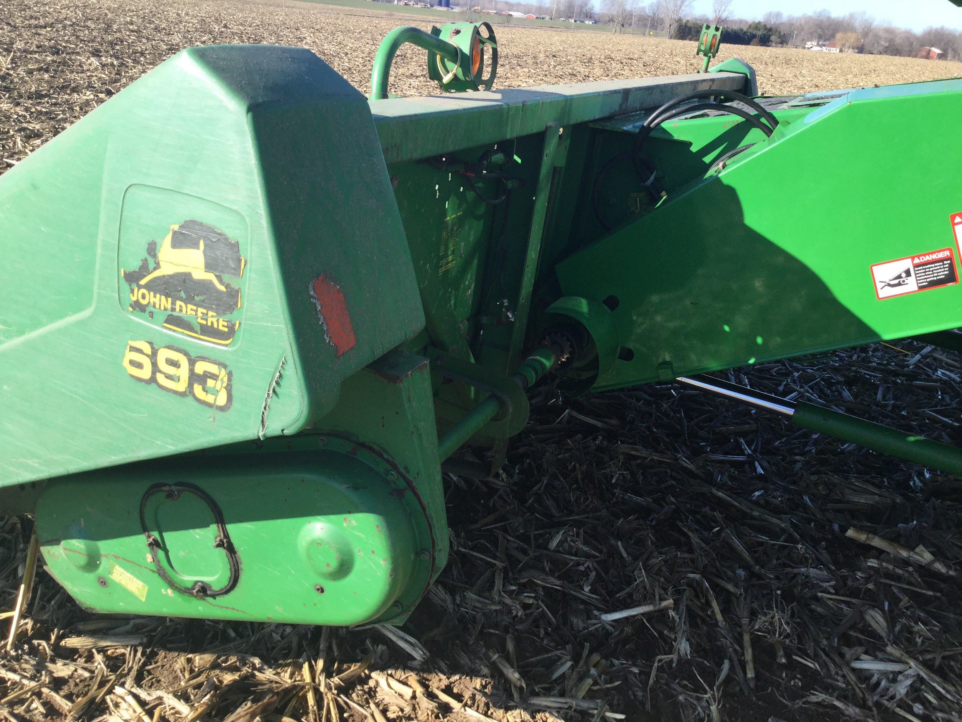 1997 JD 693 corn head