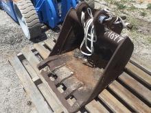 5-01699 (Equip.-Implement misc.)  Seller:Private/Dealer CP EXCAVATOR BUCKET ATTA