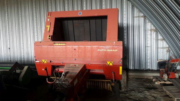 2001 NH 688 round baler