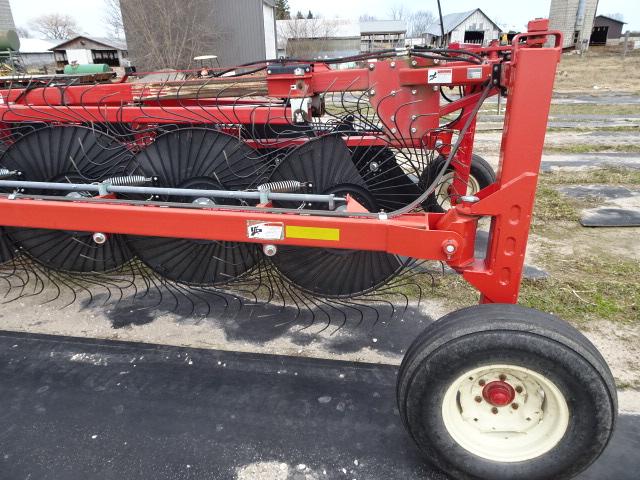 H&S 6116 16 WHEEL FRONT FOLD WHEEL V-RAKE, TRAILER TYPE, AS NEW COND.