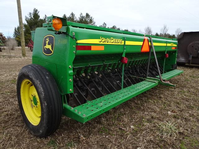 JD BD 1113 22 HOLE GRAIN DRILL W/ SEEDER,