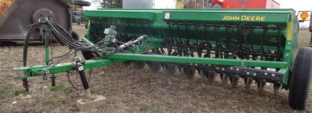 JD BD 1113 22 HOLE GRAIN DRILL W/ SEEDER,