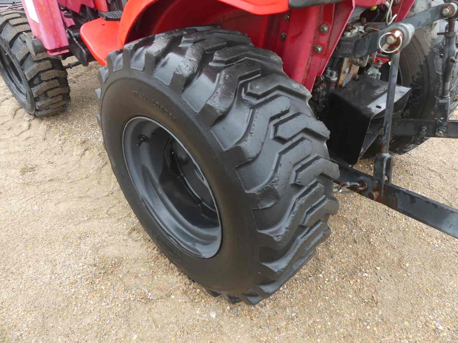 Mahindra 2015 MFWD Tractor, s/n 041111404: Rollbar, Mahindra ML104 Loader,