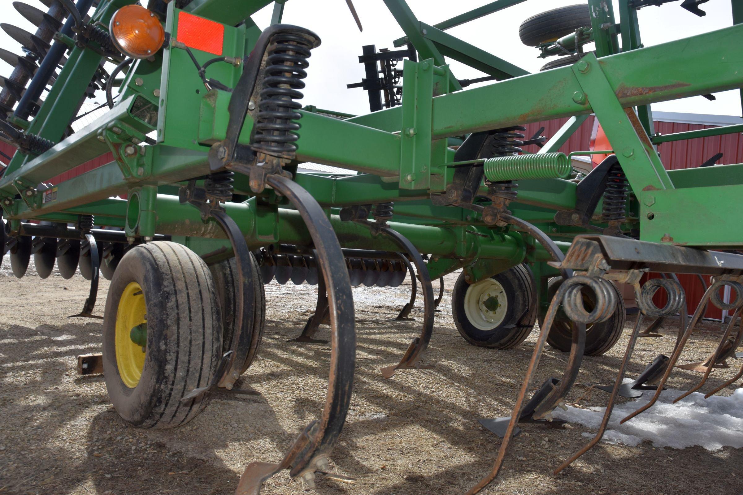 John Deere 726 Soil Finisher, 27.5’, Rock Flex, New Front Disc Gangs, 5 Bar Harrow, Good Sweeps