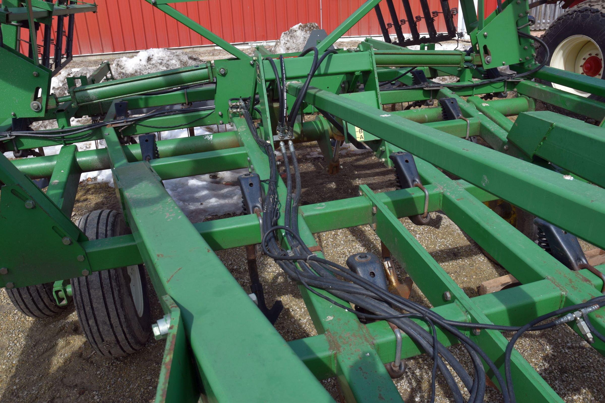 John Deere 726 Soil Finisher, 27.5’, Rock Flex, New Front Disc Gangs, 5 Bar Harrow, Good Sweeps