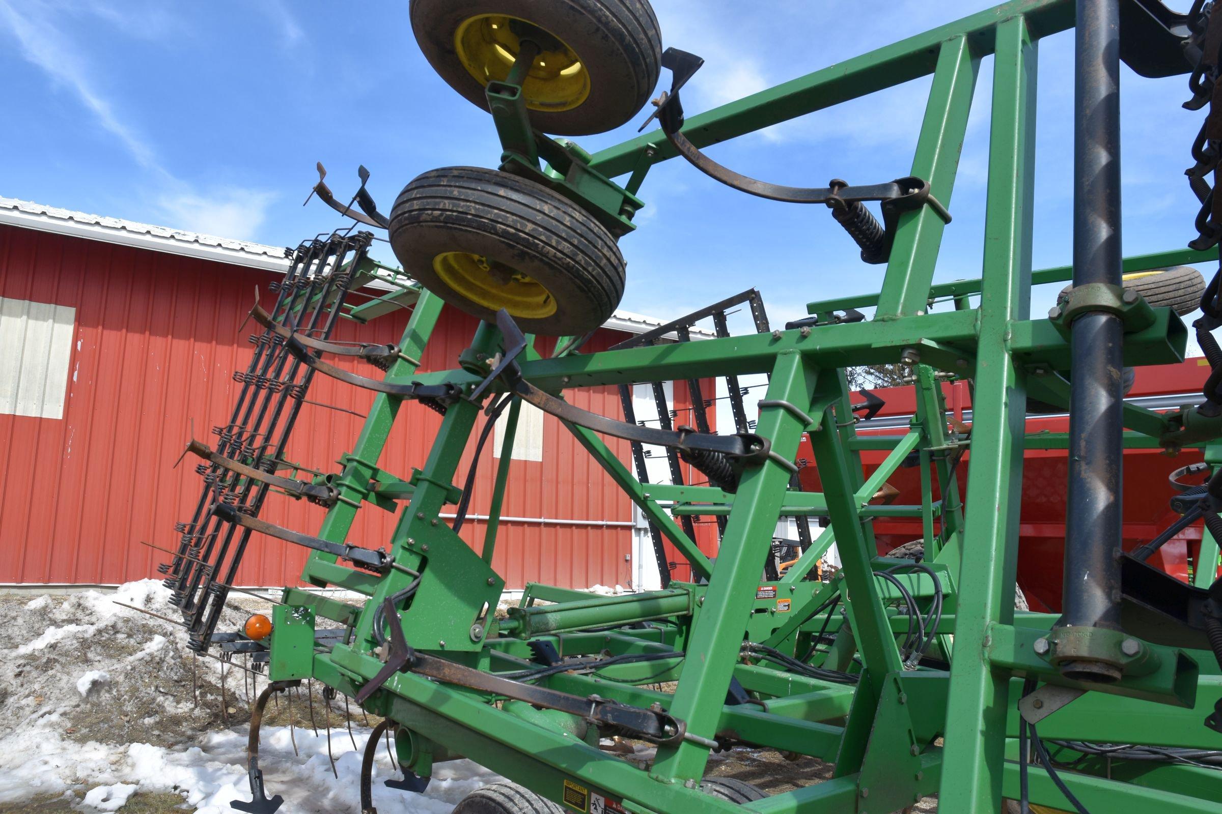 John Deere 726 Soil Finisher, 27.5’, Rock Flex, New Front Disc Gangs, 5 Bar Harrow, Good Sweeps