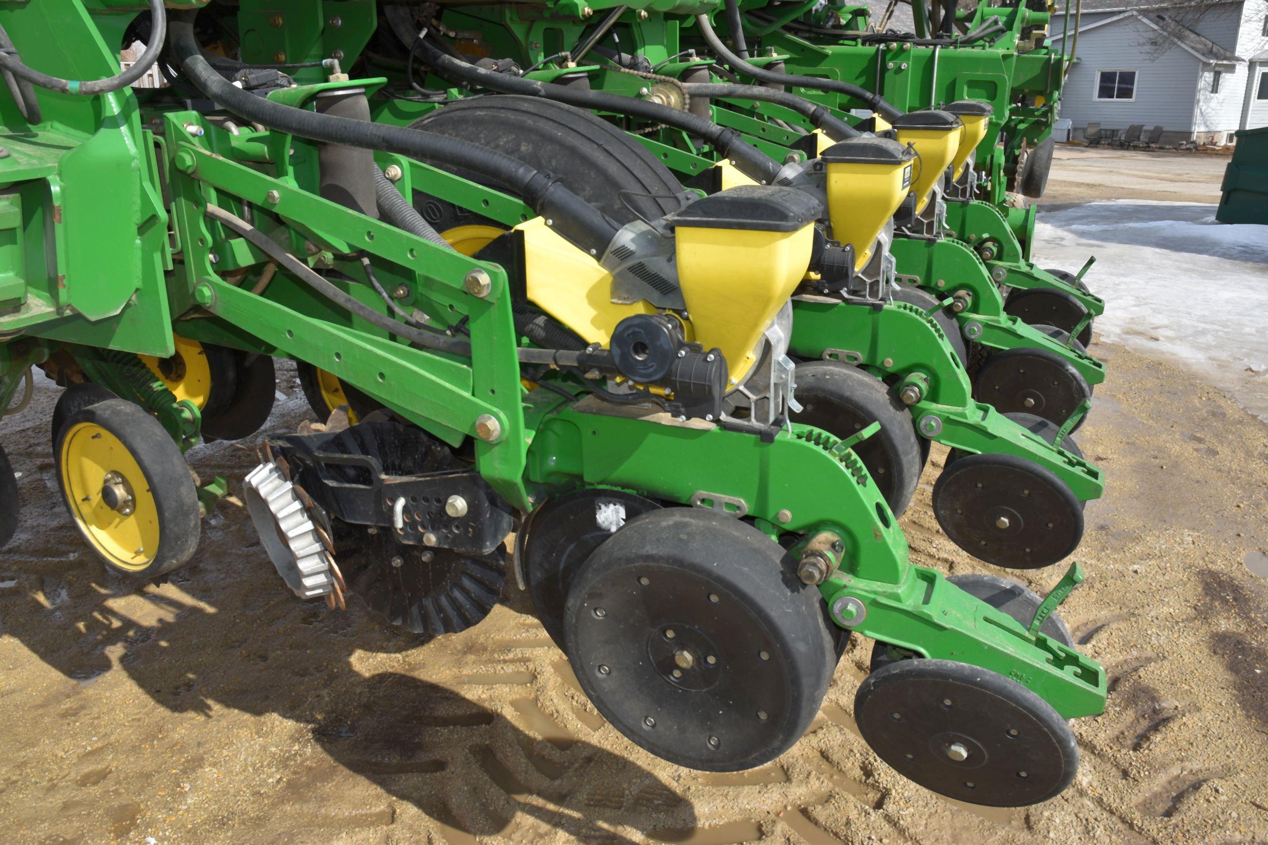 2010 John Deere 1790 CCS Planter, 12 Row 30” or 23 Row 15”, Liquid Fertilizer With 420 Gallon Poly T