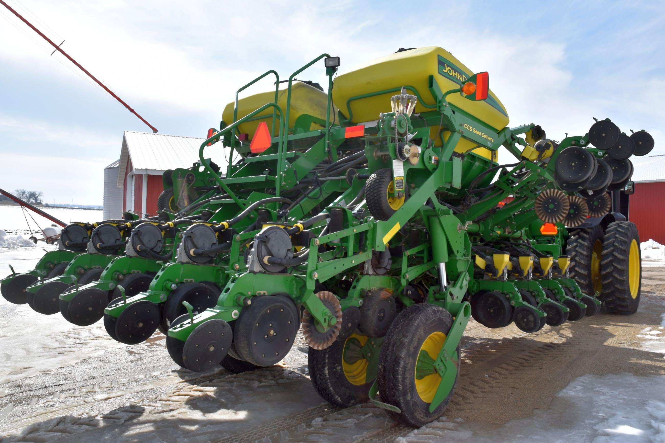 2010 John Deere 1790 CCS Planter, 12 Row 30” or 23 Row 15”, Liquid Fertilizer With 420 Gallon Poly T