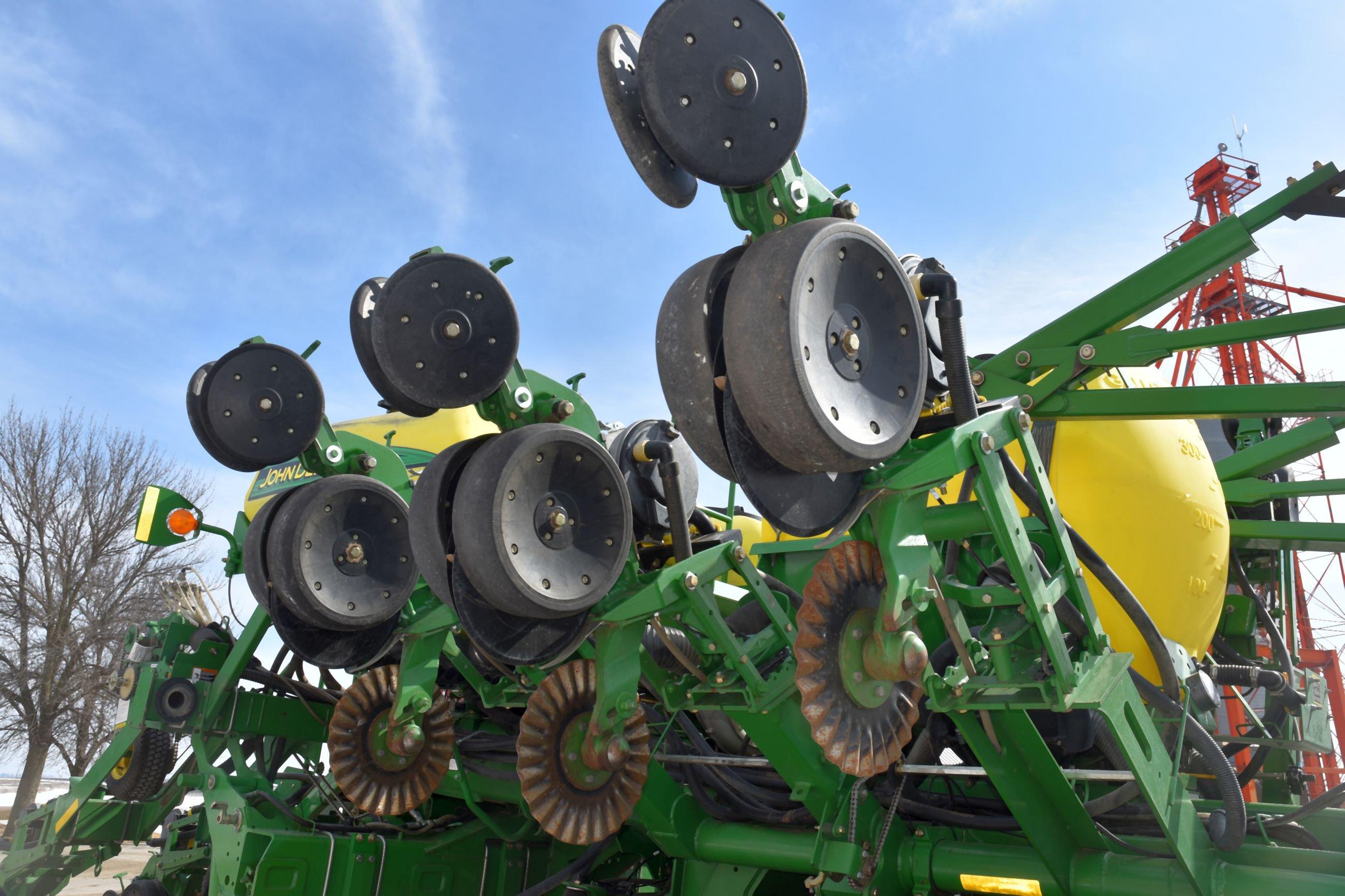 2010 John Deere 1790 CCS Planter, 12 Row 30” or 23 Row 15”, Liquid Fertilizer With 420 Gallon Poly T