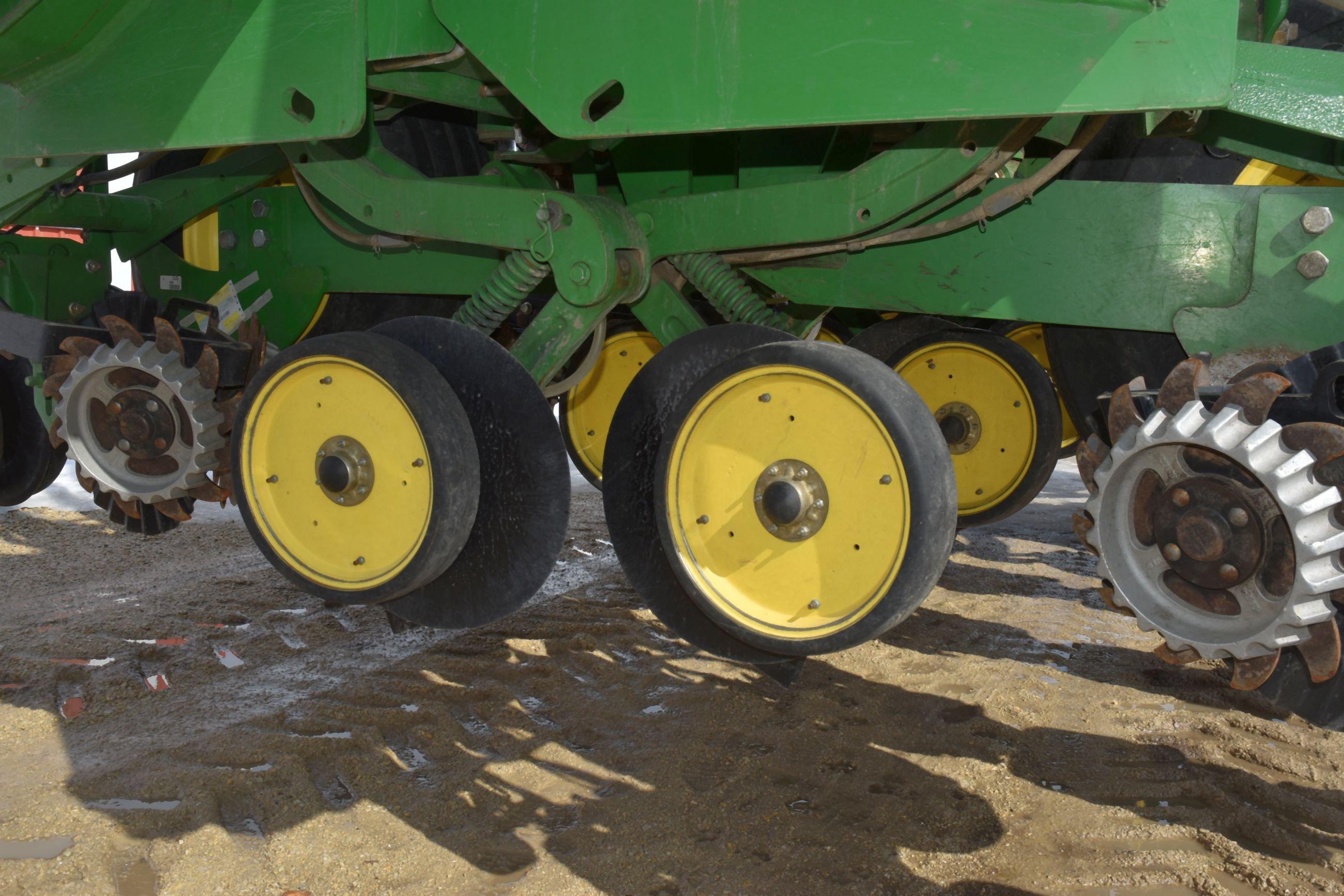 2010 John Deere 1790 CCS Planter, 12 Row 30” or 23 Row 15”, Liquid Fertilizer With 420 Gallon Poly T