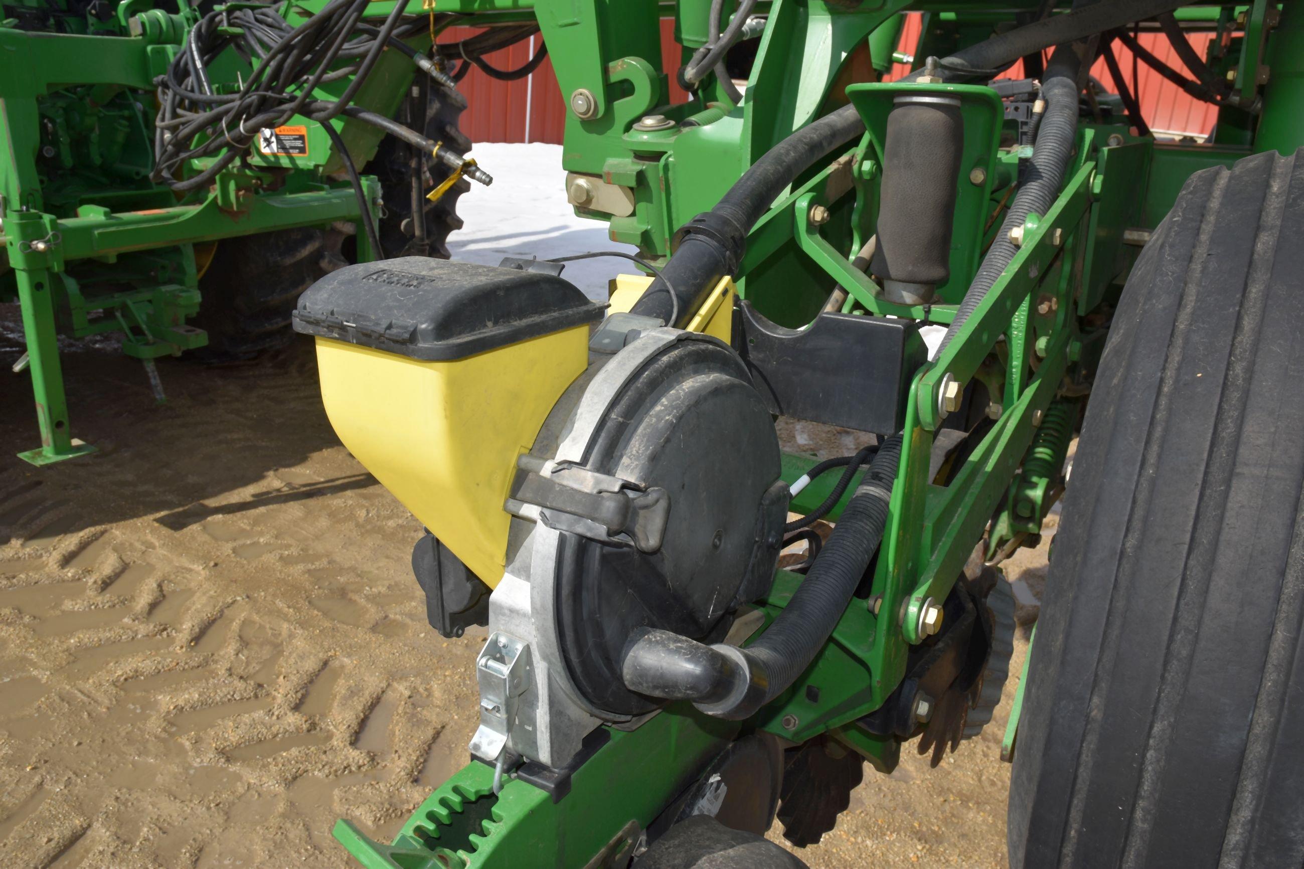 2010 John Deere 1790 CCS Planter, 12 Row 30” or 23 Row 15”, Liquid Fertilizer With 420 Gallon Poly T